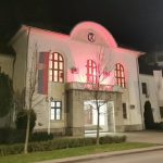 Sinoć je zgrada Skupštine opštine Bogatić u znak podrške ženama žrtvama nasilja osvetljena narandžastom svetlošću